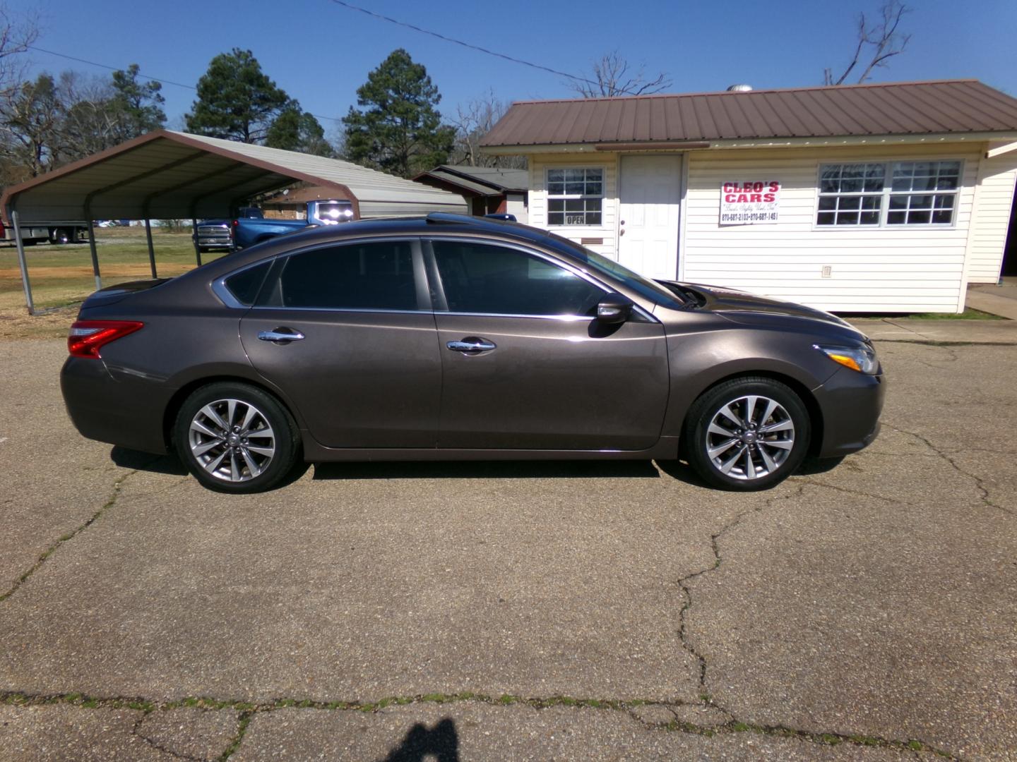 2017 Tobacco Metallic /Black Nissan Altima SL (1N4AL3AP1HC) with an 2.45L engine, automatic transmission, located at 401 First NE, Bearden, AR, 71720, (870) 687-3414, 33.726528, -92.611519 - Photo#25